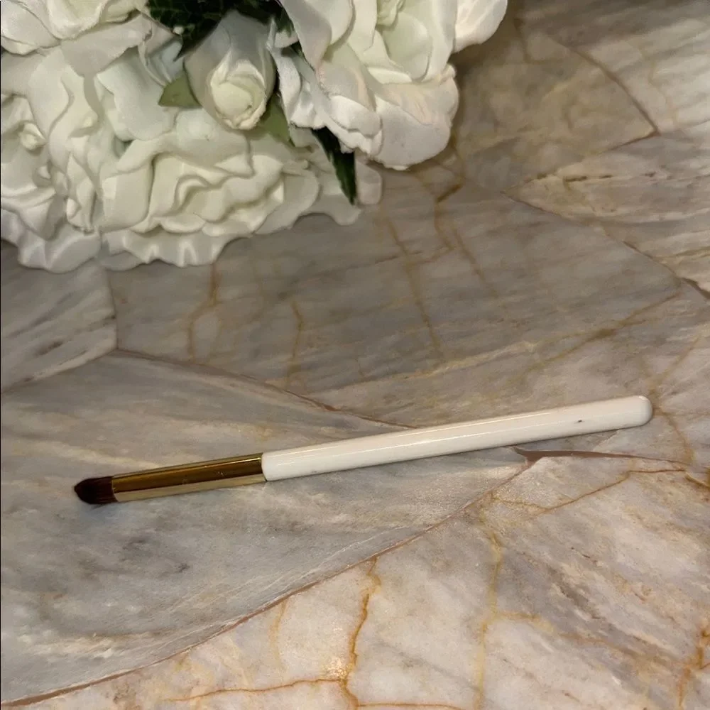White and Gold Tapered Eyeshadow Crease Smudger Makeup Brush‎